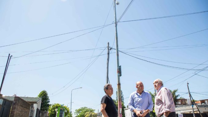 EL-INTENDENTE-SUPERVISÓ-EL-AVANCE-DE-LA-INSTALACIÓN-DE-NUEVAS-CÁMARAS-DE-SEGURIDAD-(2)