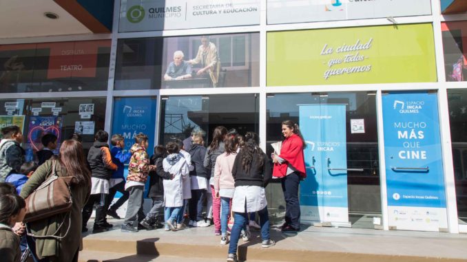 LAS-ESCUELAS-VAN-AL-CINE-750-ALUMNOS-FUERON-TEATRO-MUNICIPAL--(1)