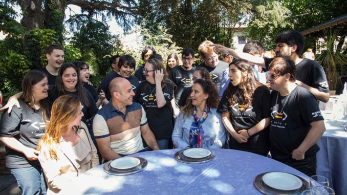 MICHETTI-Y-MOLINA-SE-REUNIERON-CON-LOS-JOVENES-ACTORES-DEL-ELENCO-DE-LA-SERIE-TELEVISIVA-“SI,-SOLO-SI”-(1)