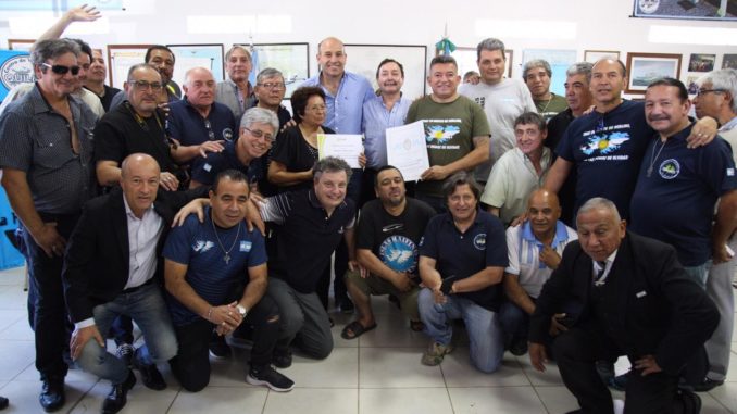 EL INTENDENTE ENTREGÓ A LOS EX COMBATIENTES DE MALVINAS LA ESCRITURA DE LA SEDE DEL CENTRO DE VETERANOS DE GUERRA (8)