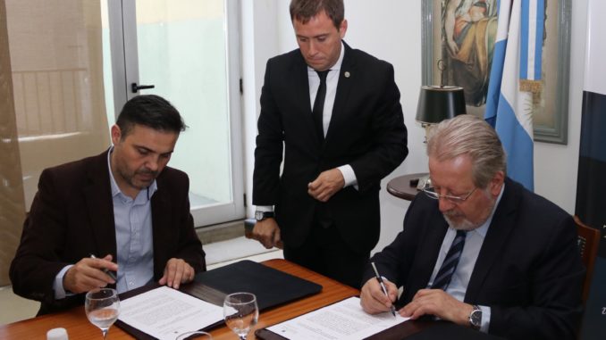 El Ing. Oscar Lopetegui y el Dr. Juan José Böckel, firmando el convenio
