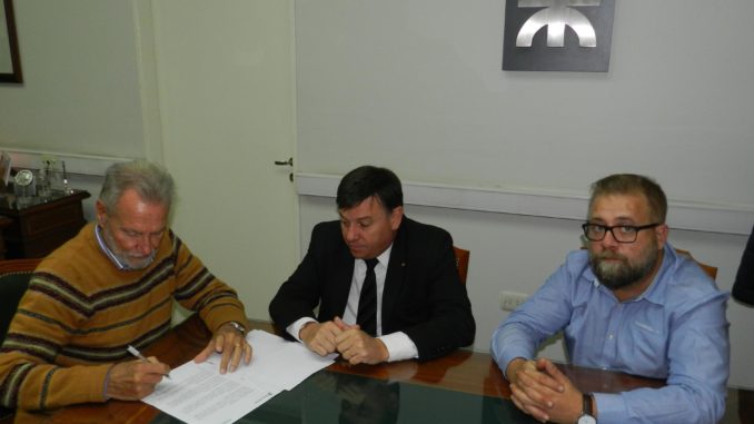El Ing. Jorge Omar Del Gener al firmar el convenio, acompañado por Rodrigo Ferreira y Hernán Acri