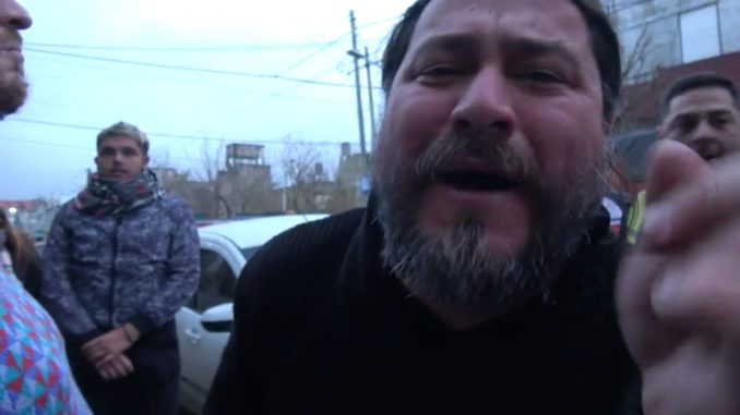 Concejal del kirchnerismo insultando a los militantes
