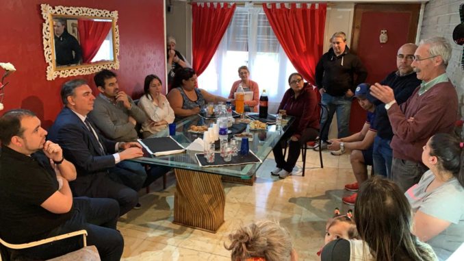 Luis Otero con vecinos de Piñeyro
