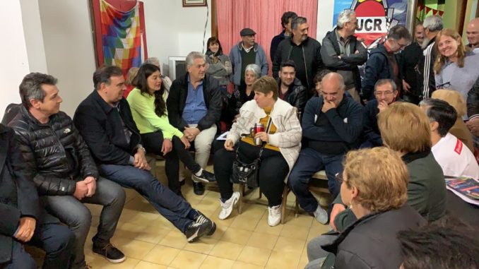 Luis Otero con vecinos de Gerli
