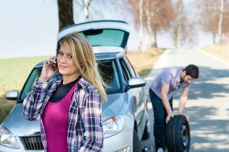 13340830-ruedas-de-coches-defecto-el-hombre-el-cambio-pinchazo-mujer-que-pedía-ayuda