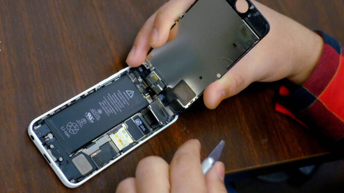 olvidate-de-cambiar-la-bateria-del-iphone-en-un-sitio-no-oficial-apple-bloqueara-tu-movil