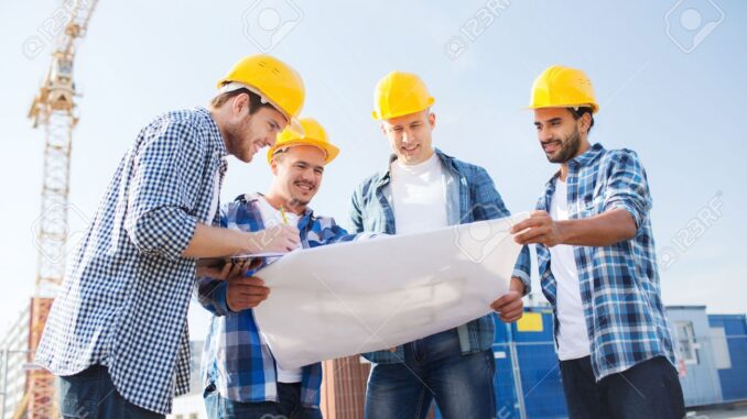 38662963-negocio-construcción-trabajo-en-equipo-y-concepto-de-la-gente-grupo-de-sonrientes-constructores-de-casc