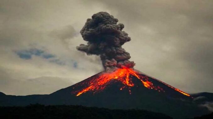 Ceniza-del-volcán-Sangay-pinta-de-gris-varias-ciudades-de-Ecuador-768x432