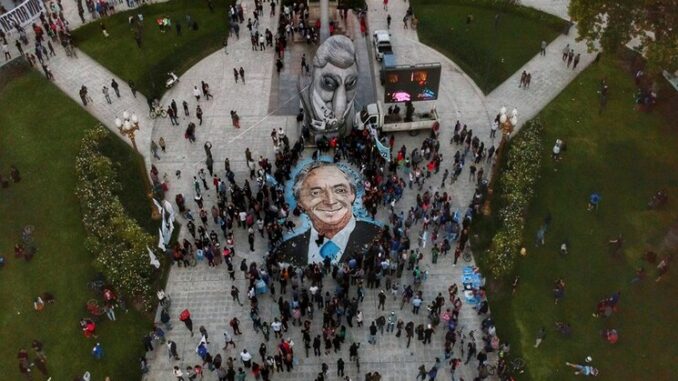 pintaron-la-cara-de-kirchner-en-plaza-de-mayo-1