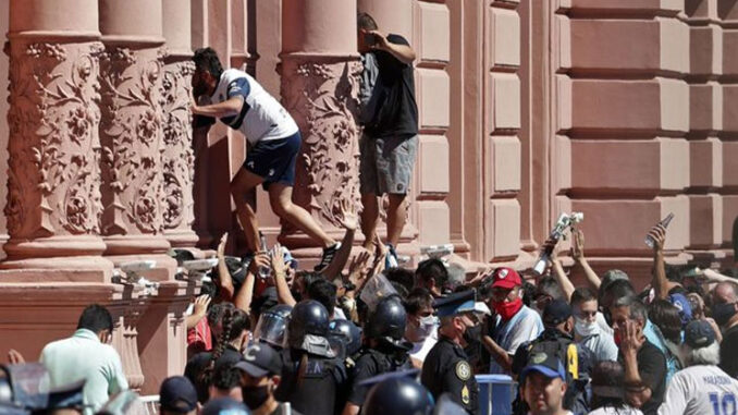 incidentes-funeral-maradona-3