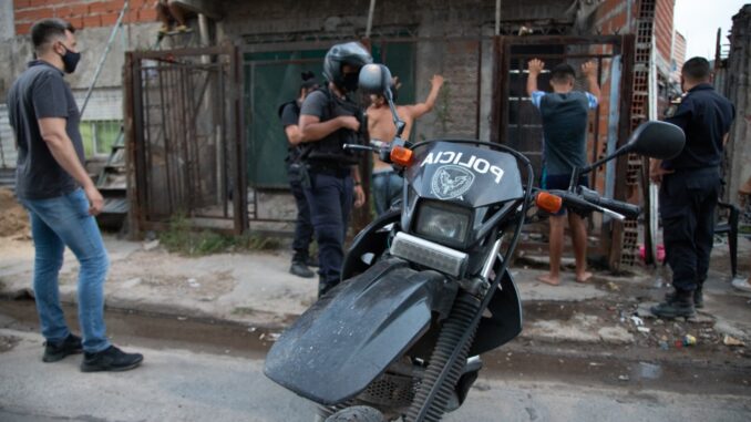 1- DOS DETENIDOS POR COMERCIALIZACIÓN DE MARIHUANA EN MONTE CHINGOLO2020-12-29 at 15.21.47