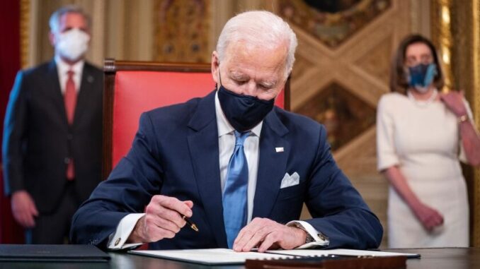 biden firma y firma