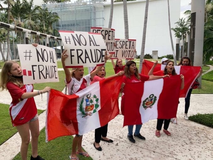 Balotaje en Perú: Inesperada renuncia de un integrante de la junta electoral