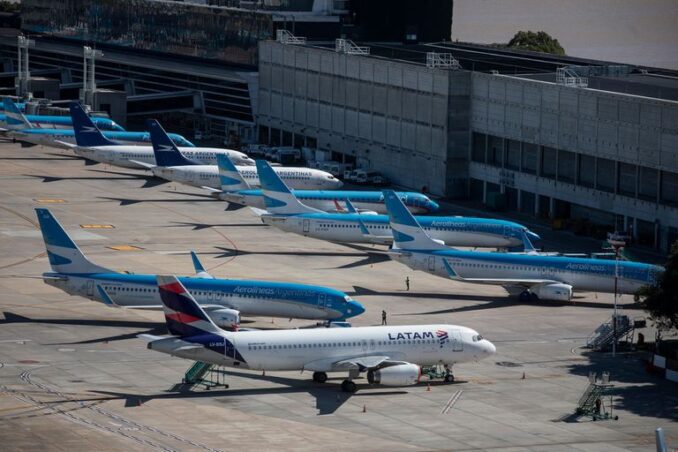 Ante una medida considerada “irracional” el cepo a los vuelos divide al Gobierno
