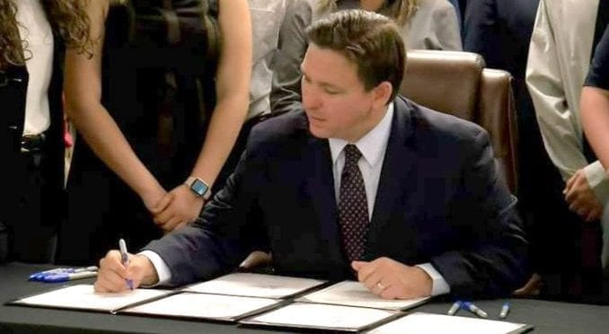 Ron DeSantis firma proyecto de ley para que los estudiantes aprendan la verdadera cara "del comunismo y el totalitarismo"