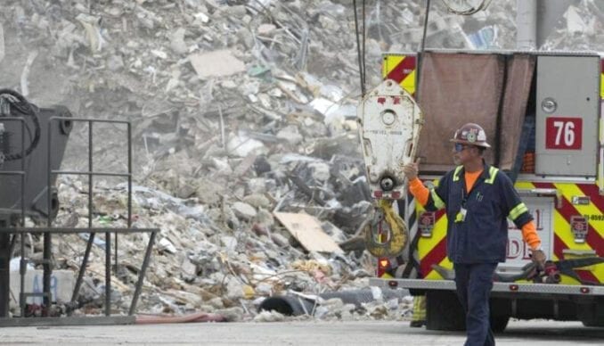Miami : Recuperan pertenencias entre los escombros del edificio
