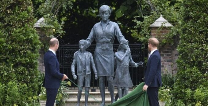 Los príncipes William y Harry revelan la estatua de la princesa Diana