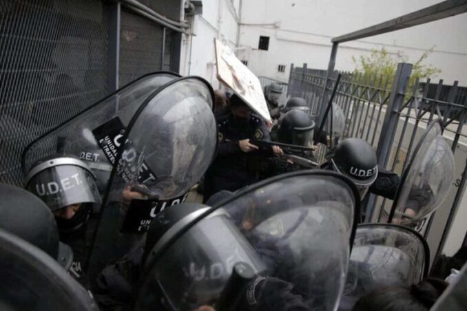 Piqueteros se enfrentaron con la policía al intentar tomar la Municipalidad de Lomas de Zamora  