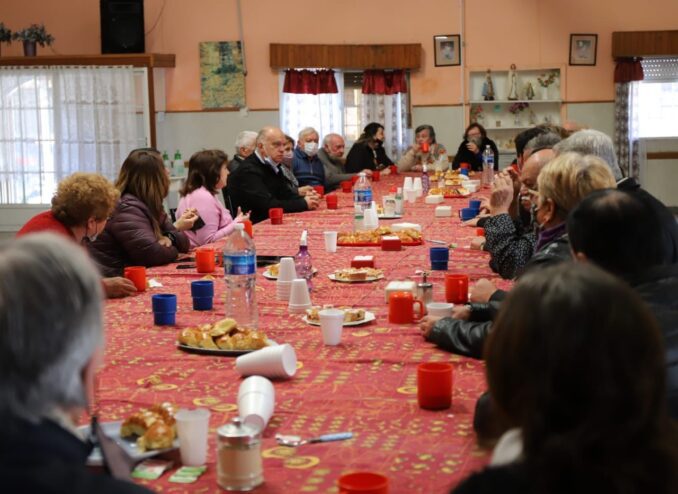 Villa Caraza: Grindetti y Ocaña desayunaron con adultos mayores
