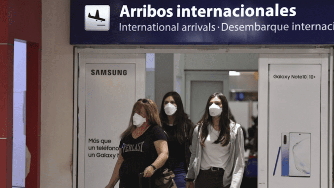 Permitirán el ingreso al país a extranjeros parientes directos de argentinos