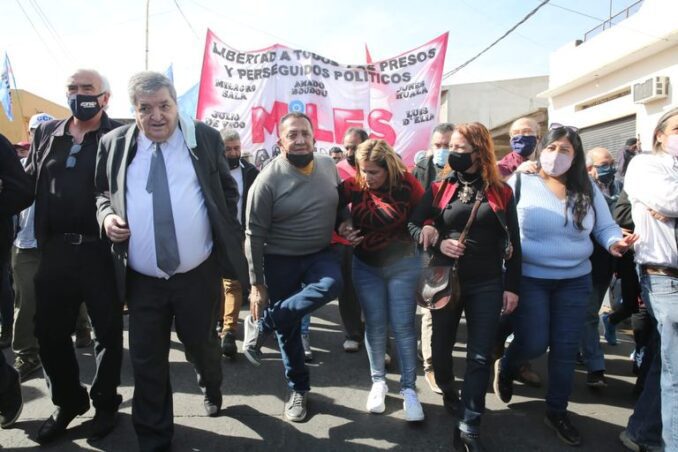 Argentina, justicia generosa: Luis D’Elía celebró su libertad con una “caravana contra el lawfare”