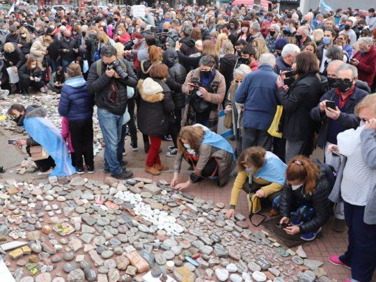 “Marcha de las Piedras”: Doloroso homenaje de familiares y amigos de víctimas de COVID-19 en Plaza de Mayo y Olivos