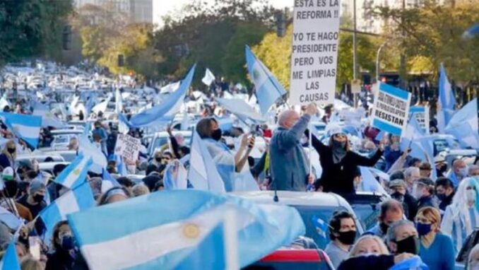 El escándalo por el festejo en Olivos fue el disparador de una nueva marcha al Obelisco