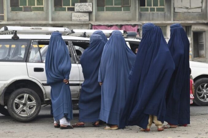 Afganistán: Las prohibiciones que podrían volver a someter a las mujeres bajo dominio talibán