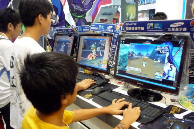 China prohíbe a los menores de 18 años jugar online más de tres horas semanales