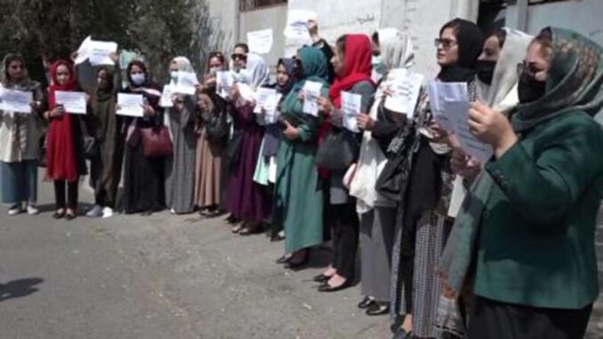 Nuevos atentados en Afganistán: Las mujeres protestaron contra el régimen talibán
