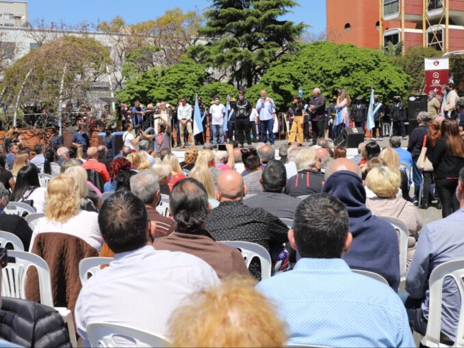 Homenaje a Manuel Quindimil: Grindetti inauguró un busto en los jardines del municipio