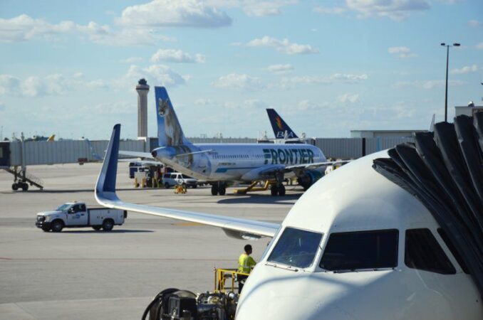 Miami: un pasajero abrió la puerta de un avión y caminó sobre un ala