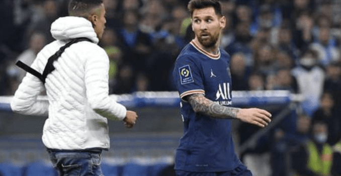 Insólito: Un hincha del Marsella invadió el campo de juego, alcanzó a Lionel Messi e impidió una clara chance de gol
