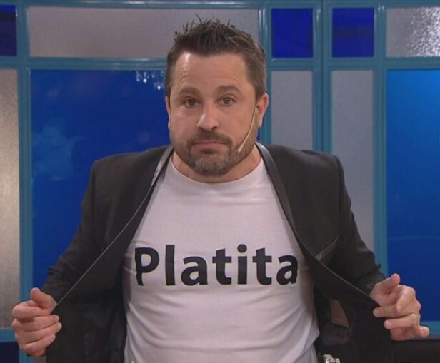 El economista Martín Tetaz se mostró con una remera con la leyenda “platita” que indignó al Gobierno