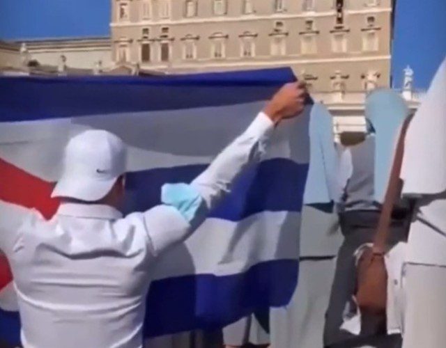 “Pídale perdón a Cristo”: Fuerte tema musical de un cantautor venezolano contra el Papa Francisco  
