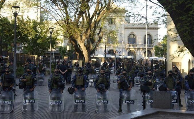 "Marcha de las Velas": “Queremos vivir sin miedo” era la consigna ante una Municipalidad de La Matanza totalmente vallada