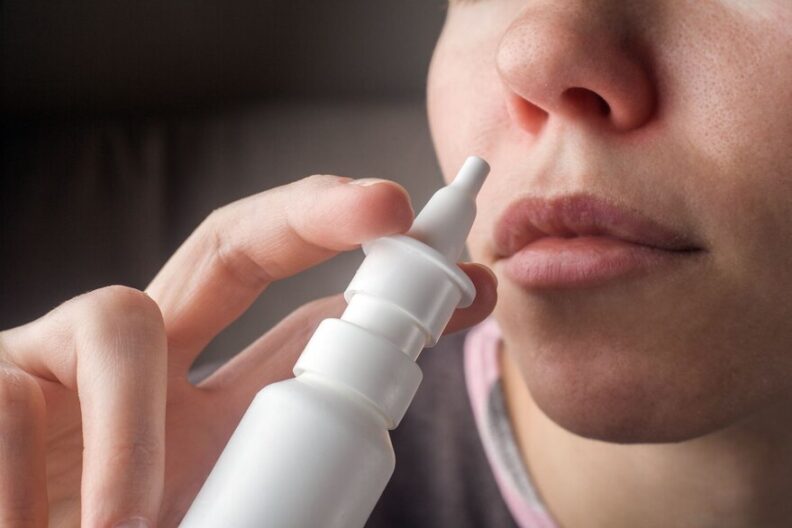 Reino Unido: Desarrollan un spray nasal para combatir al COVID-19