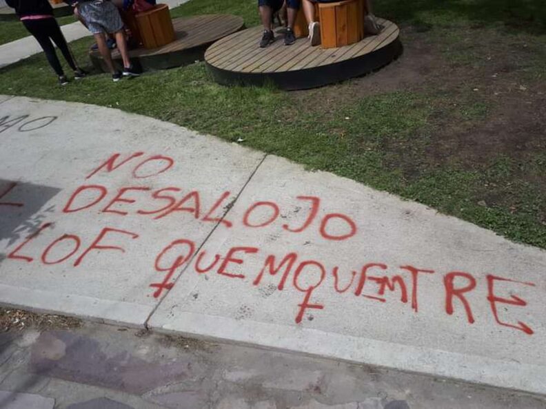 Manifestantes autodenominados “mapuche” tomaron la oficina de turismo de El Bolsón
