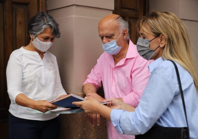 Lanús Este: Grindetti visitó a una vecina que inscribió su vivienda como bien de familia sin costo y sin necesidad de viajar a La Plata