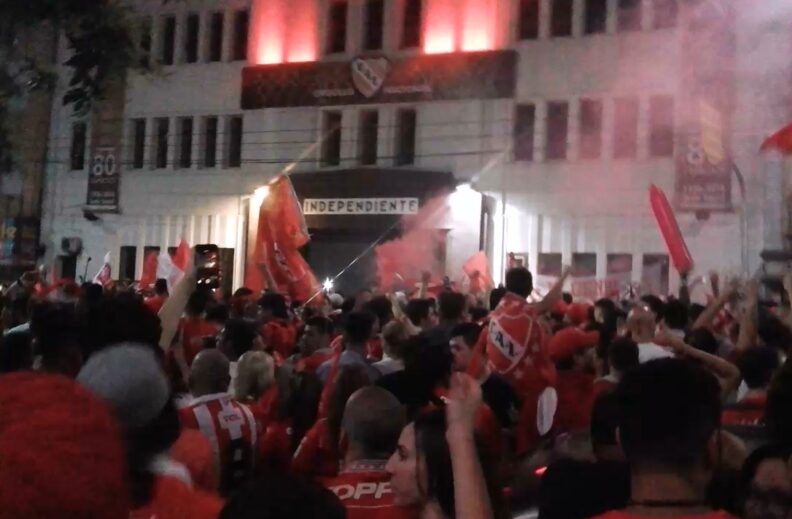 Hinchas de Independiente se movilizaron a la sede del club para pedir elecciones y que se vaya Hugo Moyano