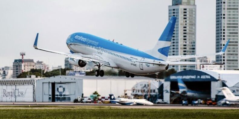 Dos pasajeros que viajaban a Miami denunciaron que les robaron plata en un vuelo de Aerolíneas Argentinas