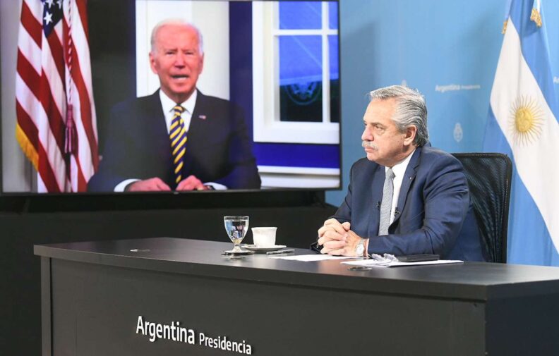 Deshojando la margarita: tras haber cuestionado a EE.UU en China, Alberto Fernández elogió a Joe Biden