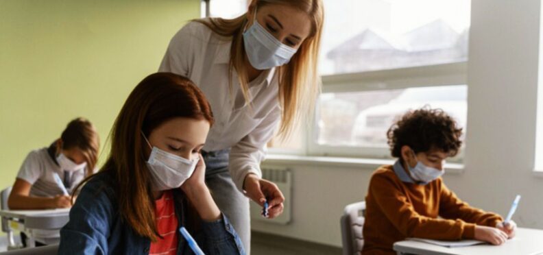 Las escuelas públicas de Miami-Dade y Broward modifican el uso de mascarillas para adultos