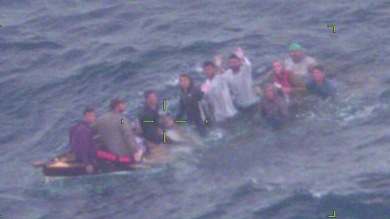 Rescatan a 10 balseros cubanos cerca de Florida