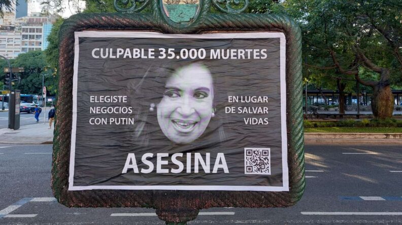 Aparecieron carteles en la vía pública en los que tildan a Cristina Kirchner de asesina por sus vínculos con Vladimir Putin