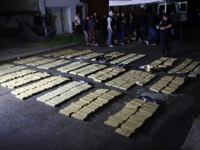 Hallan media tonelada de marihuana en una camioneta abandonada