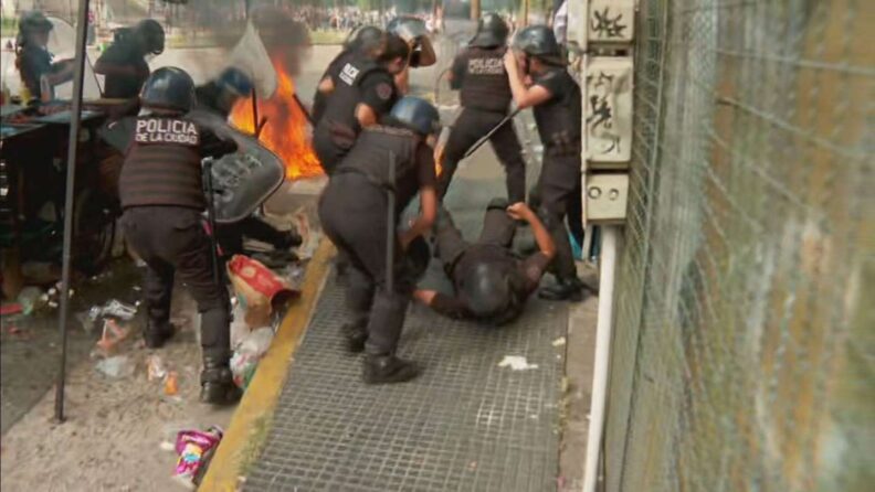 Incidentes en el Congreso: manifestantes de izquierda lanzaron una bomba molotov contra efectivos policiales