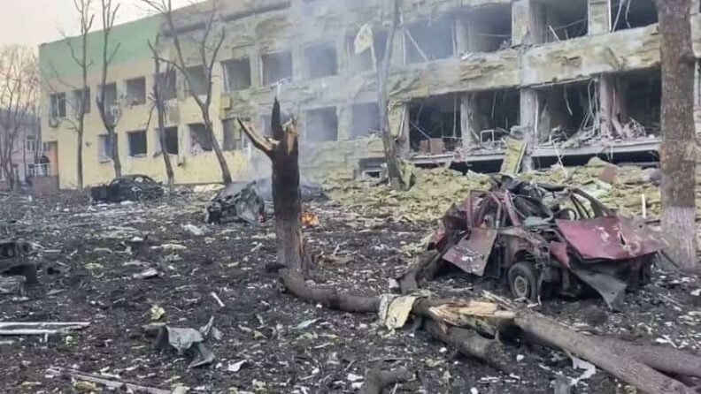 Crimen de guerra: ataque aéreo ruso contra un hospital materno infantil en Mariupol