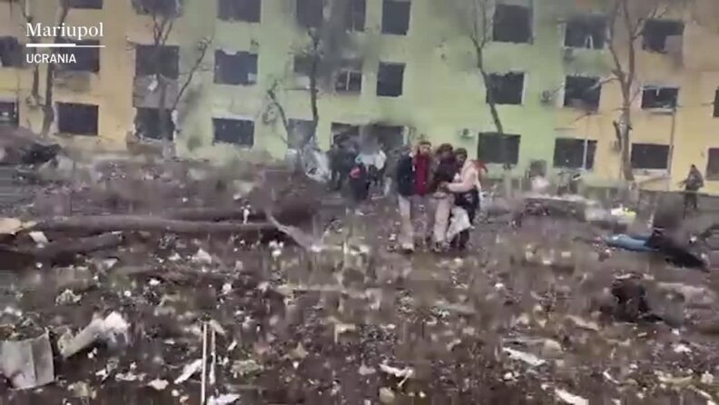 Crimen de guerra: ataque aéreo ruso contra un hospital materno infantil en Mariupol